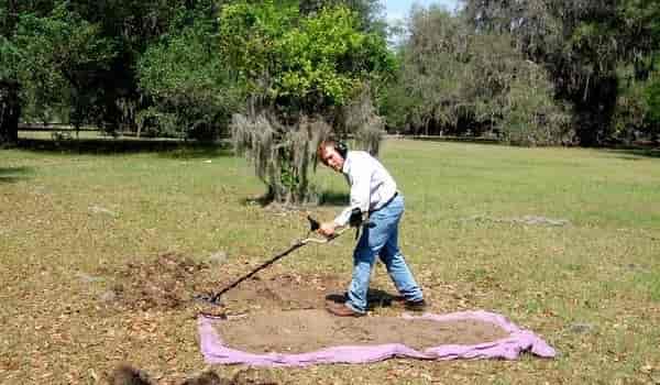 Thomas Dankowski excavating a pit to 
mechanically remove ferous items. Photo by Glenn Limings